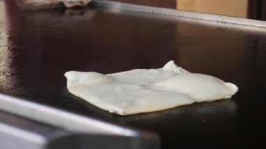 Roti Canai adında geleneksel Hint yemekleri yapan şef. 4k