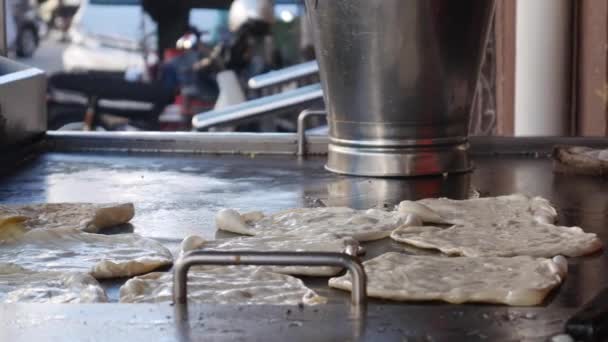 Chef haciendo un montón de comida tradicional india llamada Roti Canai. 4k — Vídeos de Stock