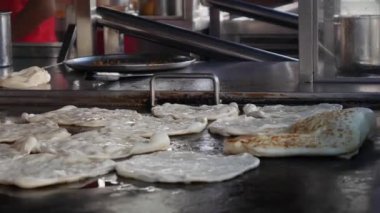 Roti Canai adında bir sürü geleneksel Hint yemeği yapan şef. 4k