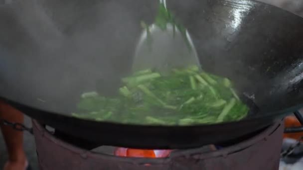 鍋料理を調理する。鍋料理。鍋で調理されるアジア料理。シェフが鍋で野菜を調理。ストリートフード。鍋で野菜をフライパンで調理します。4k — ストック動画
