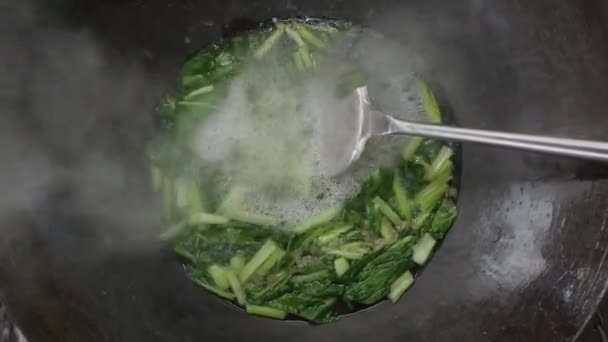 Готовить вок-еду. Кулинария. Азиатская еда готовится на сковороде. Шеф-повар готовит овощи на сковороде. Уличная еда. Готовить овощи на сковородке. 4k — стоковое видео