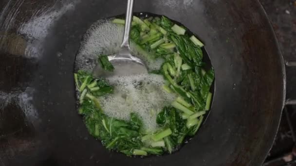 Cozinhar comida wok. Cozinhar Wok. Comida asiática a ser cozinhada em wok pan. Chef cozinhar legumes na panela wok. Comida de rua. Cozinhe verduras de ato de fritar na panela wok. 4k — Vídeo de Stock