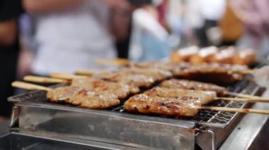 Izgarada satay mangal adam. Malezya, Endonezya ve Tayland'da popüler gıda. Sokak yemekleri. 4k