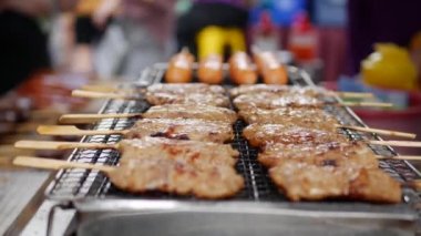 Izgarada satay mangal adam. Malezya, Endonezya ve Tayland'da popüler gıda. Sokak yemekleri. 4k