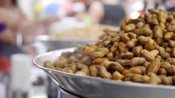 Amendoins fumegantes para venda no mercado. Comida de rua. 4k — Vídeo de Stock