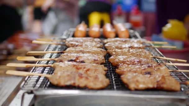 Muž opékací Satay na grilu. Populární jídlo v Malajsii, Indonésii a Thajsku. Pouliční jídlo. 4k — Stock video