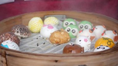 Müşteri seçimi ve taze pişmiş buğulanmış çörekler, bao veya Baozi, domuz köfte çin, bambu vapur gıda satın alma. 4k