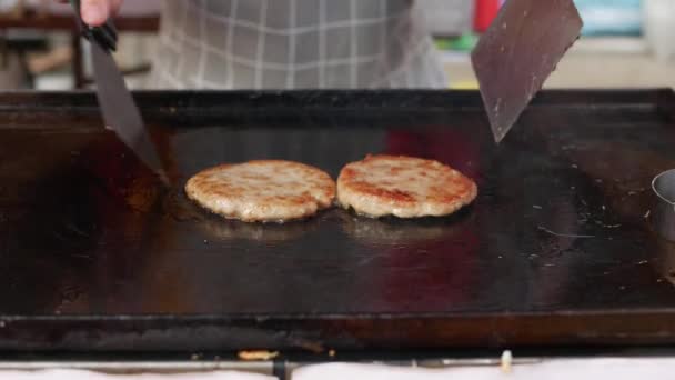 A cozinhar hambúrguer. Carne ou porco grande, exuberante, deliciosa costeleta grelhando na panela. Fecha a porta. 4k — Vídeo de Stock