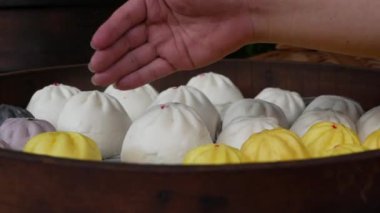 Müşteri seçimi ve taze pişmiş buğulanmış çörekler, bao veya Baozi, domuz köfte çin, bambu vapur gıda satın alma. 4k