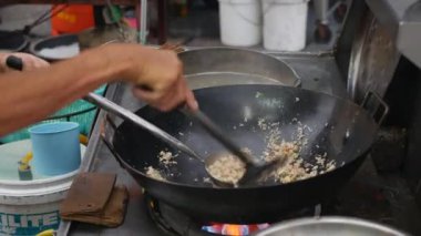 Cook bir sokak yerel pazarda sebze ile bir wok pirinç kızartması. 4k