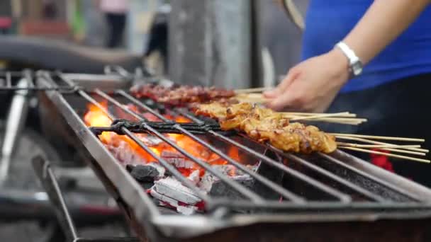 Carne grelhada tradicional em paus cozidos no mercado local de rua. Satay bbq. Fecha a porta. 4k — Vídeo de Stock