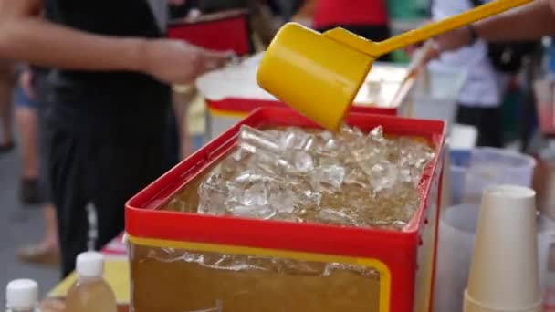 Satıcı yerel pazarda buzlu çay döker. Closeup. 4k — Stok video