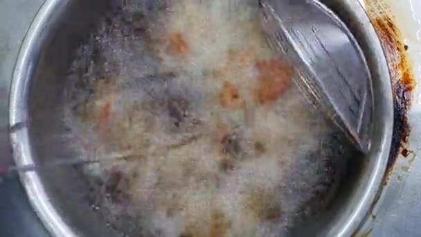 길거리 현지 시장에서 웍에 뜨겁고 거품이 많은 식물성 기름이 가득한 튀김기에 빵가루를 드린 치킨 요리. 4k — 비디오