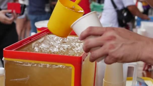 Satıcı yerel pazarda buzlu çay döker. Closeup. 4k — Stok video