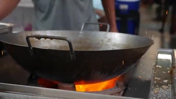 Madlavning wok mad. Asiatisk mad bliver kogt. Kokken madlavning grøntsager. Gademad. Cook stegning grøntsager på wok pan. 4k – Stock-video