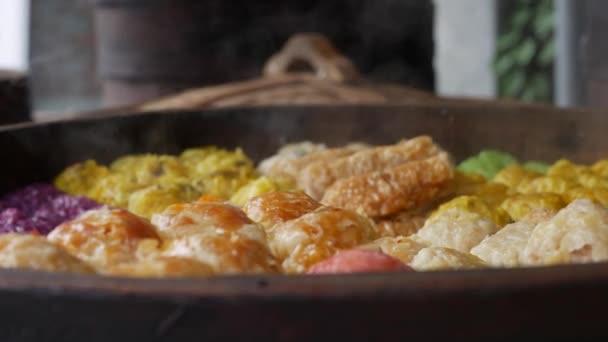 Comida callejera: dim sum fresco en vapor de bambú, cocina china a la venta en un mercado nocturno local. Primer plano. 4k — Vídeos de Stock