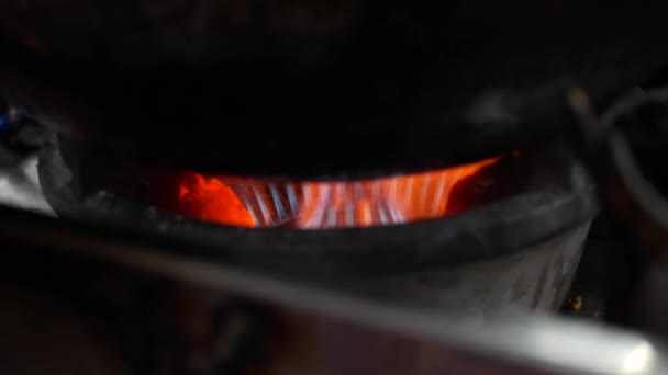 Estufa de gas quemada de cerca debajo del wok. Luminosa llama naranja ardiendo por dentro. 4k — Vídeo de stock