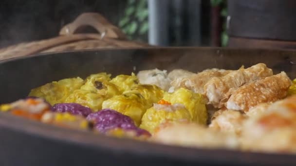 Comida callejera: dim sum fresco en vapor de bambú, cocina china a la venta en un mercado nocturno local. Primer plano. 4k — Vídeo de stock