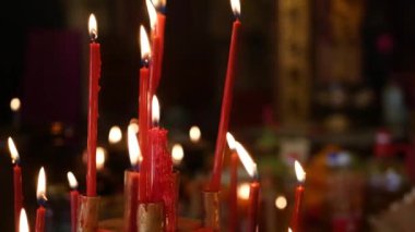 Çin Atatapınağı'nda yanan kırmızı mumlardan gelen alevler. 4k