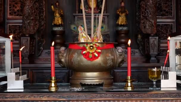 말레이시아 조지 타운 - 2019년 2월 5일, 중국 불교 정신의 집 내부. 중국 조상 사원에서 붉은 촛불을 태우는 불꽃. 4k — 비디오