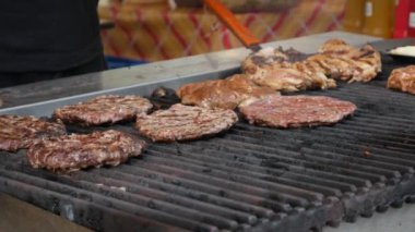 Yemek Burger. Sığır eti veya domuz eti ızgarası farklı türlerden büyük, gür, lezzetli pirzola tava. Closeup. 4k