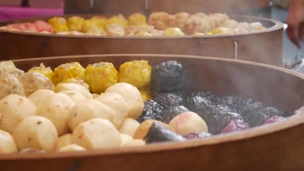 Gatumat: Fresh dim sum i bambu ångbåt, kinesiska köket till salu på en lokal nattmarknad. Närbild. 4K — Stockvideo