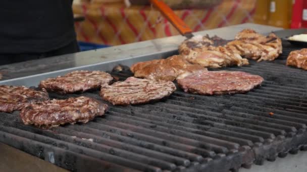 Burger kochen. Rind- oder Schweinefleisch groß, üppig, köstliche Schnitzel von verschiedenen Fleischsorten, die auf der Pfanne gegrillt werden. Nahaufnahme. 4k — Stockvideo