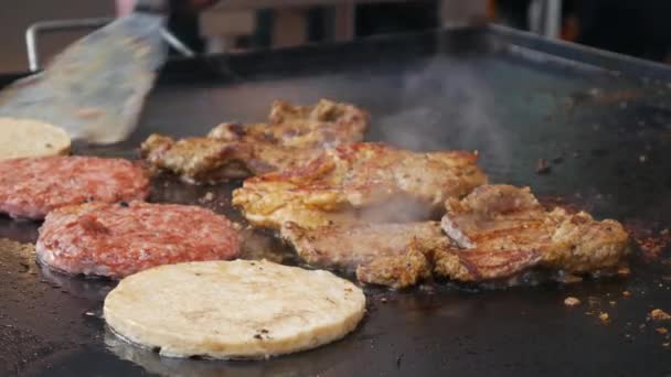 Cocinar hamburguesa. Carne de res o cerdo grande, exuberante, deliciosas chuletas de diferentes tipos de carne asando en la sartén. Primer plano. 4k — Vídeos de Stock