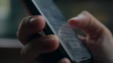 Kadın elleri cep telefonundan otobüse biniyor. Otobüs, arka planda geçen şehir ile pencere akıllı telefon kullanarak kadın closeup vurdu. E-postalar okuma. Mesaj mesajı. 4k