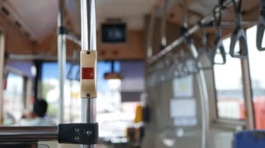 Kırmızı stop düğmesi içinde otobüs, toplu taşıma görüntüleri. 4k
