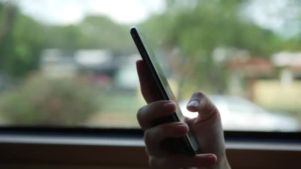 Kobiece ręce z telefonu komórkowego jazdy w autobusie. Zbliżenie strzał kobiety za pomocą inteligentnego telefonu w autobusie, okno z mijania miasta w tle. Czytanie e-maili. Wiadomość SMS. 4K — Wideo stockowe