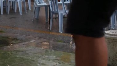 George Town, Malezya-13 Nisan 2019, sokak gıda Festivali 'nde yağmur yağdı. 4k