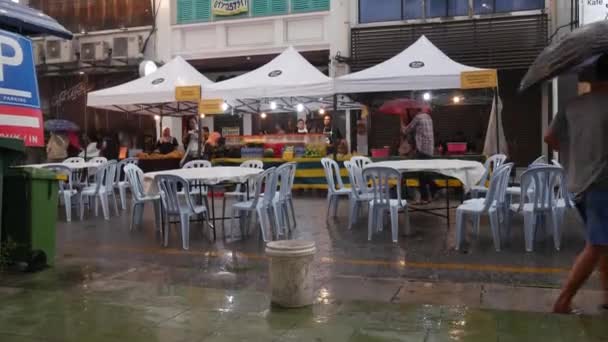 George Town, Malasia - 13 de abril de 2019, llovió en el festival de comida callejera. 4k — Vídeo de stock