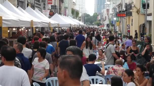 George Town, Malezja-13 kwiecień 2019, Malezyjczycy i turyści chodzić i wybierać dania na festiwalu żywności ulicznej. 4K — Wideo stockowe