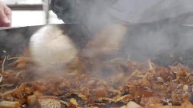 Çin geleneksel beyaz turp pasta yemek pişirme fasulye lahanası, yumurta, koyu soya sosu ve Chili Paste ile Fried koay kak veya Kueh kak arama. Closeup. 4k