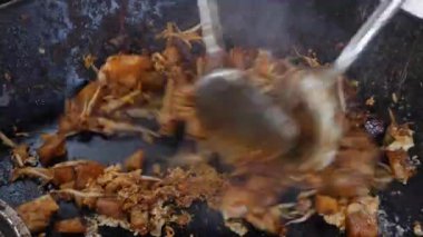 Çin geleneksel beyaz turp pasta yemek pişirme fasulye lahanası, yumurta, koyu soya sosu ve Chili Paste ile Fried koay kak veya Kueh kak arama. Closeup. 4k