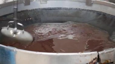 Cook sokak pazarında Çin yemekleri hazırlamak başlamadan önce derin fritöz eski Yağ Skimmer temizler. Closeup. 4k