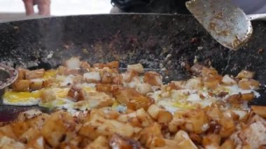 Çin geleneksel beyaz turp pasta yemek pişirme fasulye lahanası, yumurta, koyu soya sosu ve Chili Paste ile Fried koay kak veya Kueh kak arama. Closeup. 4k
