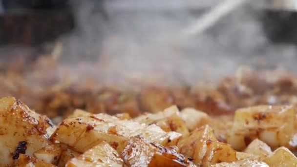中国の伝統的な白大根ケーキ料理の調理は、フライドコアイカクまたはクエカクと豆の芽、卵、濃い醤油とチリペーストと呼びます。クローズ アップ。4k — ストック動画