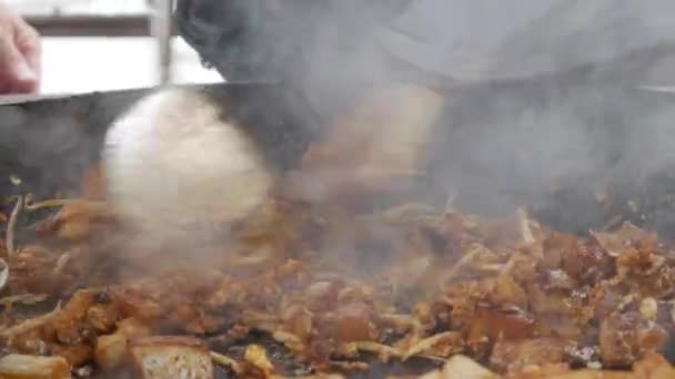 Matlaging av tradisjonell kinesisk reddikkake kalt Fried Koay Kak eller Kueh Kak med bønnespirer, egg, mørk soyasaus og chili-pasta. Lukk opp. 4k – stockvideo