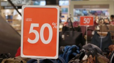 Bir alışveriş merkezinde büyük kırmızı satış işareti. 50 yüzde indirimli indirim. Promosyon. Tüketim kavramı. İndirim konsepti. 4k