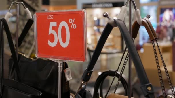 Bir alışveriş merkezinde büyük kırmızı satış işareti. 50 yüzde indirimli indirim. Promosyon. Tüketim kavramı. İndirim konsepti. 4k — Stok video