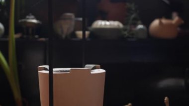 Çay ustası Çin çayı töreni için kil soba sıcak kömürleri hazırlanıyor. 4k