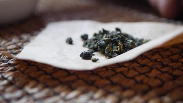 Зеленые чайные листья. Китайская чайная церемония. Крупный план. 4k — стоковое видео