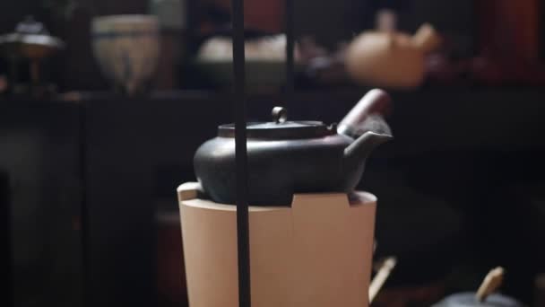 Η παραδοσιακή κινεζική μεταλλική τσαγιέρα σε μια ξυλόφουρνο βράζει το νερό για την τελετή του τσαγιού. Closeup. 4K — Αρχείο Βίντεο
