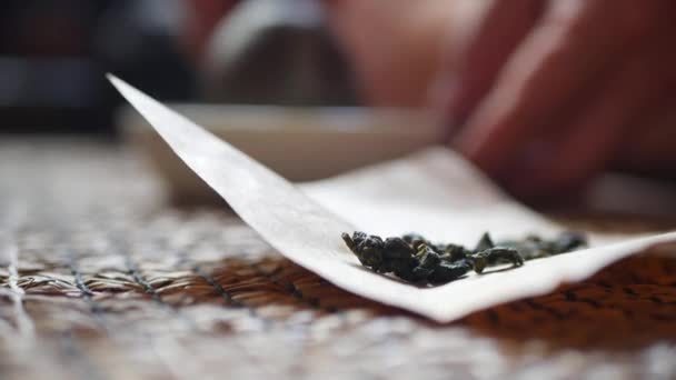 Liści zielonej herbaty. Ceremonia chińskiej herbaty. Zbliżenie. 4K — Wideo stockowe