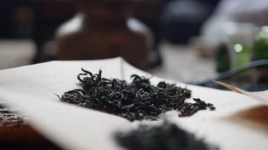 Yeşil çay yaprakları. Çin çayı töreni. Closeup. 4k