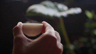 Kadın Çin Oolong çay ile küçük çay bardağı tutar. Geleneksel Çin gongfu veya kung fu çay töreni. Geleneksel Çin kültürünün unsuru. Closeup. 4k