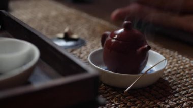 Geleneksel Çin gongfu veya kung fu çay töreni. Kaynar su su ısıtıcısına dökülür. Çay ustası yeşil çayla çaydanlığa su döker. Geleneksel Çin kültürünün unsuru. Closeup. 4k