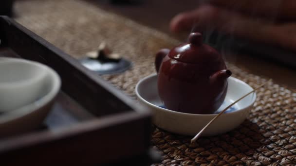 伝統的な中国のゴンフーやカンフー茶の儀式。沸騰したお湯がやかんに注ぐ。ティーマスターは緑茶でティーポットに水を注ぎます。中国の伝統文化の要素。クローズ アップ。4k — ストック動画